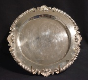 Plato de plata inglesa, borde ornamentado