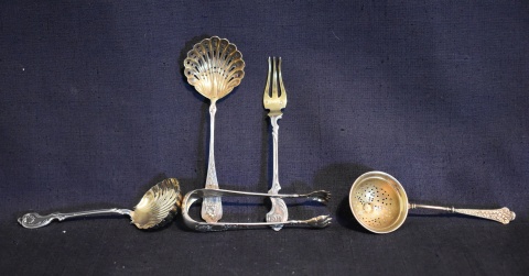 Dos cucharas, pinza, tenedor y colador de plata