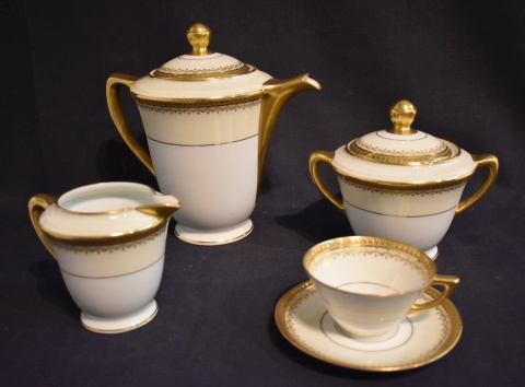 Juego de té Field Haviland, porelana blanca con virola dorada. Compuesto por: 10 tazas con platos, tetera, azucarera y l