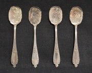 Seis cucharas para helado de plata.
