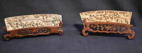 Dos relieves chinos de marfil tallado. En bases de madera (pequeños desperfectos).