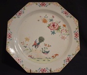 Plato Compañia de Indias de porcelana, fisuras. Octogonal. 41 cm.