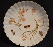 Plato de porcelana alemana con decoración de mariposas.