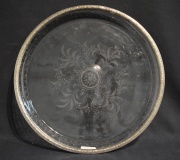 Bandeja circular de cristal grabado.