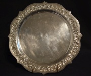 Plato circular de plata con iniciales M.M