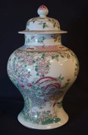 Potiche chino de porcelana dec.floral y riña de gallos con tapa
