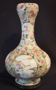 Vaso de porcelana china, muy restaurado, base de madera.