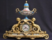 Reloj de mesa estilo Luis XVI, bronce dorado y porcelana policromada.