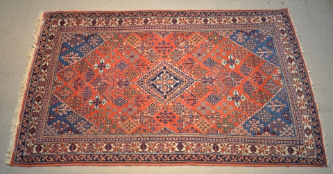 Alfombra persa de lana campo rojizo con flores, esquineros celestes. 202 x 127