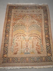 Alfombra persa de oración, flores y vasos en tonos marrones.170 x 121 cm
