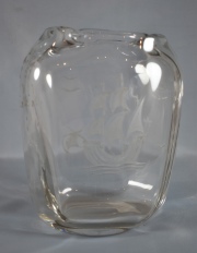 Vaso vidrio escandinavo, decoración grabada de barco. Desgastes. 21 cm.