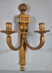 Par de apliques de bronce dorado, estilo Directorio. Dos luces. 45 cm de alto.
