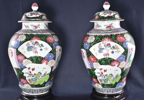 Par de potiches orientales de porcelana blanca con reservas con flores. Tapa restaurada (134)