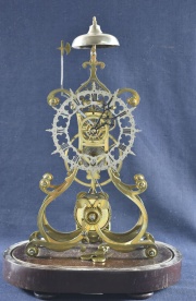 Reloj de mesa Skeleton, de bronce, con fanal. (284)