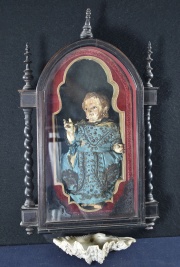 Niño Jesús en vitrina de pared con conchillas (502)