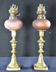 Par de lámparas quinqué con candeleros de bronce. Restaurados. (387)