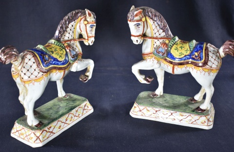 Par de caballos de cerámica, policromados; sin aves arriba. (175)