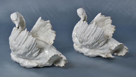 Par de cisnes de porcelana blanca con roturas. (161)