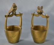 Par de vasos de bronce liso con soportes sosteniendo aves. (351)