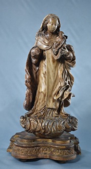 Virgen con Niño sobre nubes, piedra tallada. Restaurada. Base de madera (593)
