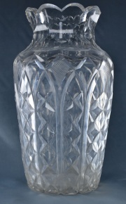 Florero de cristal tallado. Pequeñas roturas. Alto: 35 cm. (755)