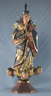 Virgen Inmaculada, talla policromada con cabeza de ángeles. (207)