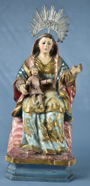 Virgen sentada con Niño Jesús. Talla policromada con rayos de plata y base de madera. Dedos faltantes. (200) Revisar