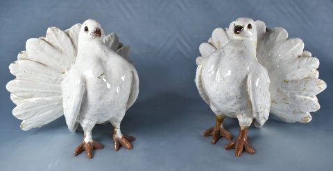 Par de palomas de cerámica blanca. Restauración. Alto: 22 cm. (267)