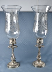 Par de candeleros de metal, estilo Luis XIV. (182)
