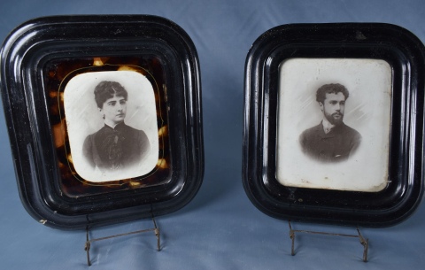 Dos marcos con fotografías de Federico R. Leloir y Mercedes Martínez de Hoz. Medidas 25 x 22 cm. (343)