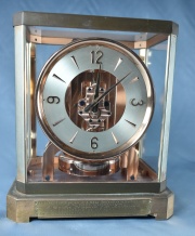 Reloj Jaeger Le Coultre con caja de bce y vitrea. Regalo de La Italo a J. Anchorena. Alto: 23,3 cm. (334)