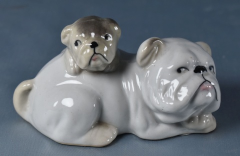 Grupo de porcelana. Dos perros. (141).