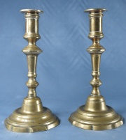 Par de candeleros de bronce. Alto: 24,5 cm. (501)