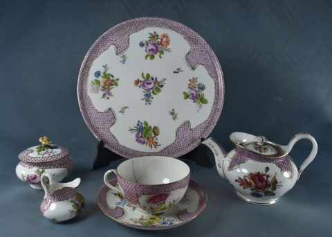 Juego de Té de porcelana rosa con flores. Tetera, azuc., cremera, bandeja y taza con averías. 5 piezas. (626)