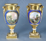Par de vasos porcelana de Paris, azules con reservas y dorados. 25 cm. (402)