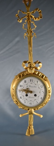 Reloj de pared de bronce, marca F. Camelin. (221)