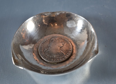 Cenicero de plata, con moneda de Carlos IIII (738)