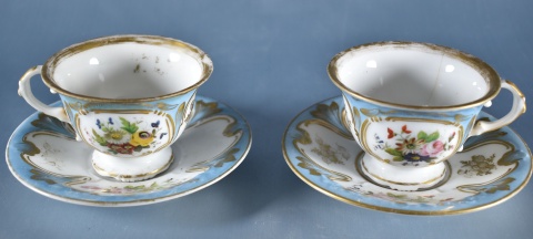 Dos tazas de té de porcelana isabelina celeste con platos. (395)