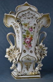 Vaso isabelino porcelana (460). 33,5 cm.