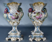 Par de vasos isabelinos con turquesa y flores en relieve. (454)