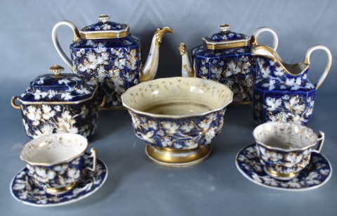 Juego de té porcelana azul c flores y racimos de uvas.Tetera, cafetera, azuc, lech, 6 tazas y bowl, restauraciones.(591)