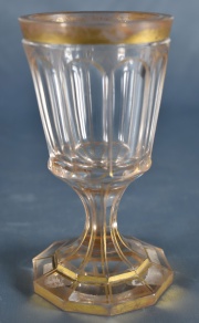 Copa de cristal facetada con filetes dorados. (130)