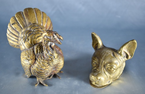 Pavo y perro, sujetador, de bronce dorado. (838)