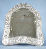 Espejo de mesa, marco de plata con monograma. Desperfectos. (115)