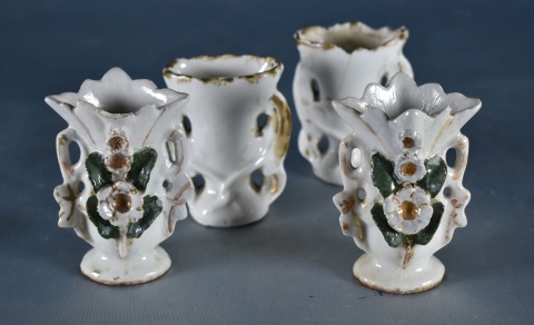 Cuatro vasos pequeños isabelinos porcelana, cachaduras. 7 cm. (400)