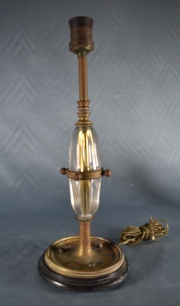 Lámpara Osler de mesa firmada. manchas. 39 cm. (1020)