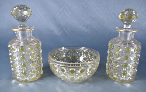 Piezas de toilette. Bowl de cristal verde y neutro, dos botellones (703) y perfumero + 2 botellones y perfumeros en colo