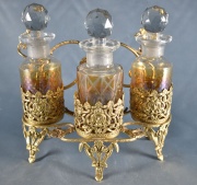 Soporte art nouveau con 3 perfumeros de bronce con figura de mujer. (319)