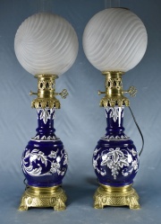 Par de lámparas quinqué de cerámica azul con rateados blancos. Tubo y globo. (258)