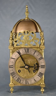 Reloj de mesa de bronce. 33 cm (445)